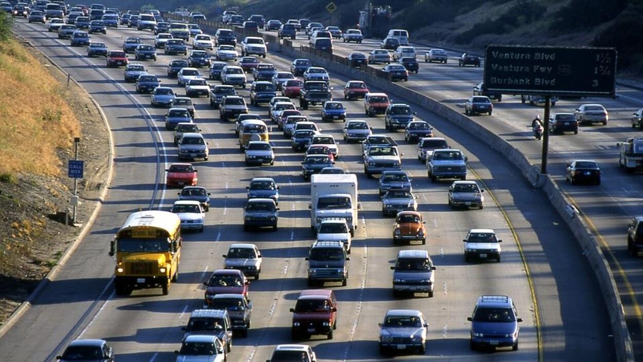 Une autoroute congestionnée à Los Angeles.