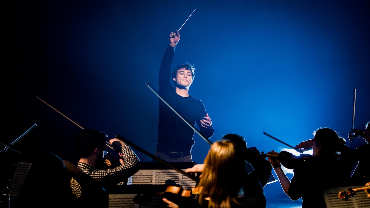 Le jeune maestro en plein direction de son orchestre au studio 12 de Radio-Canada. Le jeune maestro en plein direction de son orchestre au studio 12 de Radio-Canada.