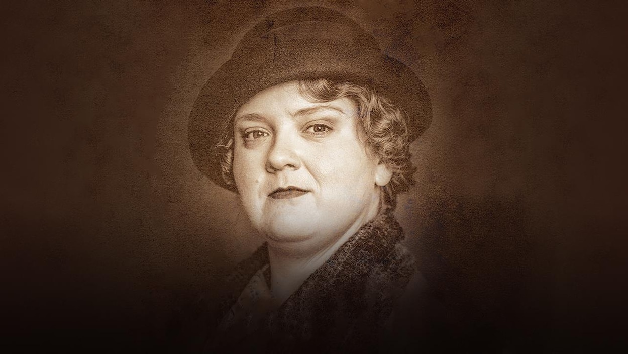Photo du visage de Debbie Lynch-White portant un chapeau et un foulard, coiffée et maquillée comme la célèbre chanteuse québécoise La Bolduc Photo du visage de Debbie Lynch-White portant un chapeau et un foulard, coiffée et maquillée comme la célèbre chanteuse québécoise La Bolduc