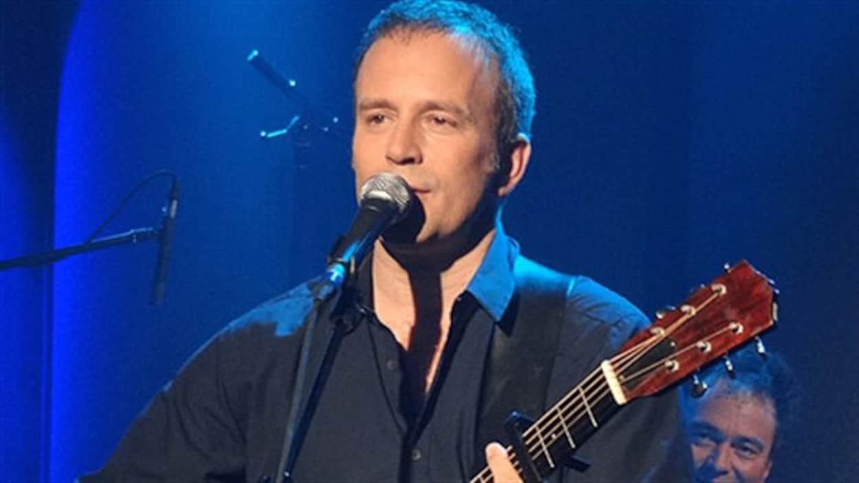 Marc Déry, qui troque ici la basse pour la guitare acoustique. Marc Déry, qui troque ici la basse pour la guitare acoustique.
