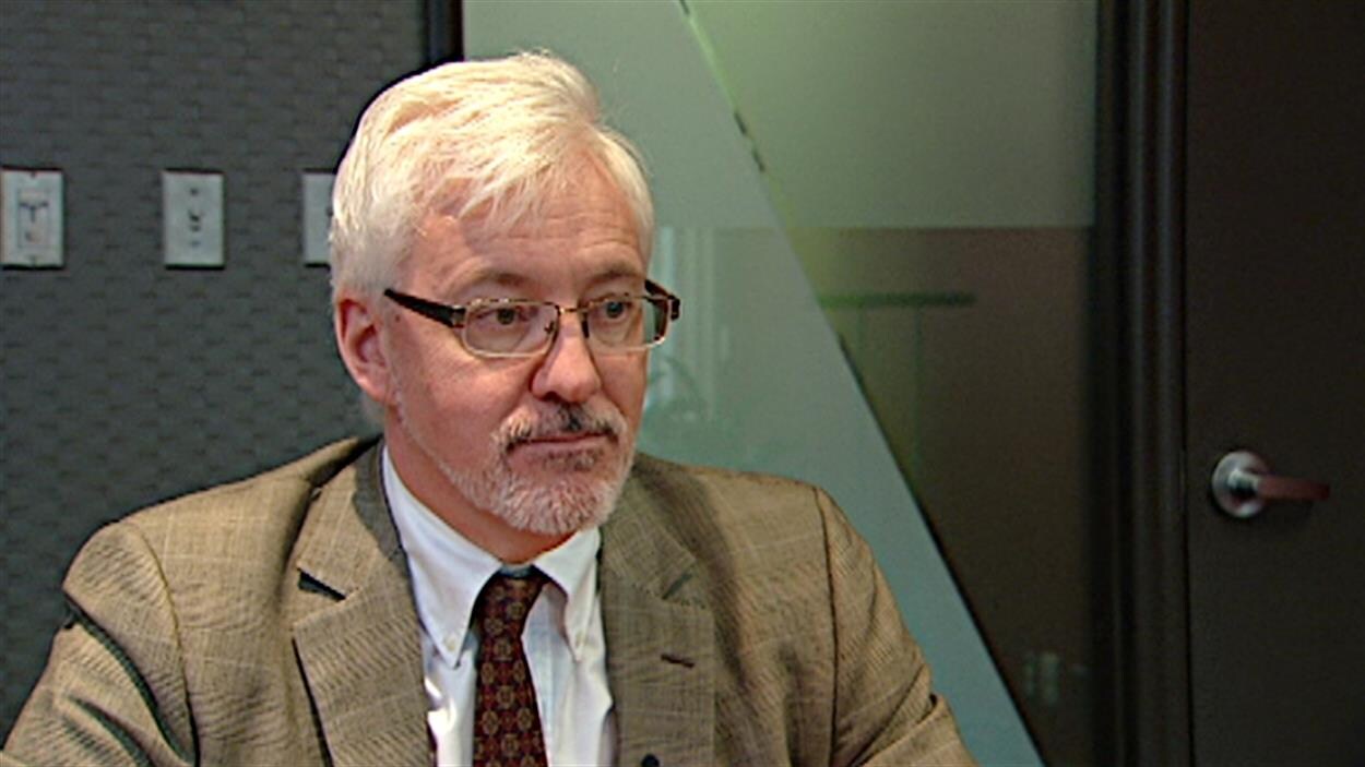 Ronald Caza participe à une entrevue dans un bureau.