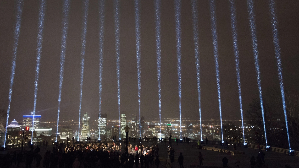 14 faisceaux lumineux projetés du mont Royal vers le ciel pour commémorer la tuerie du 6 décembre 1989 à Polytechnique.
