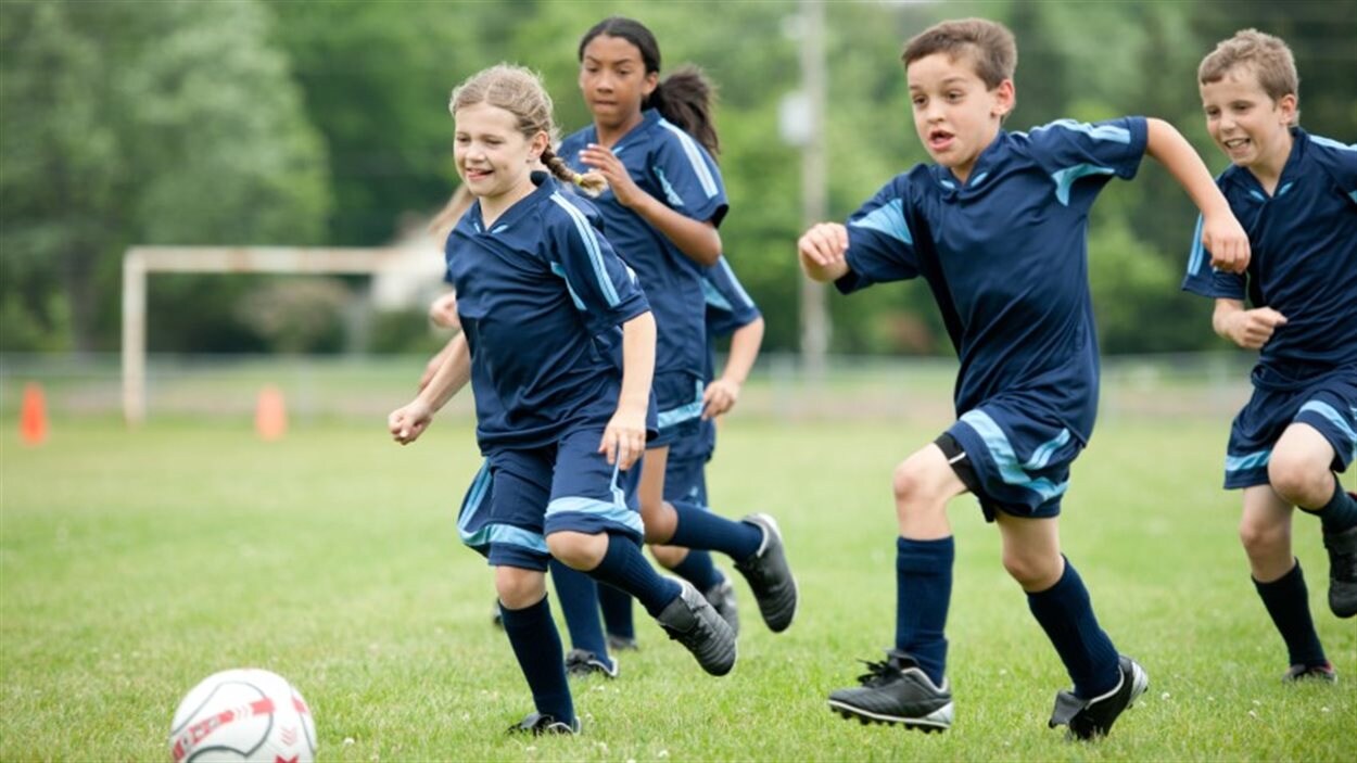 Des enfants jouent au soccer.