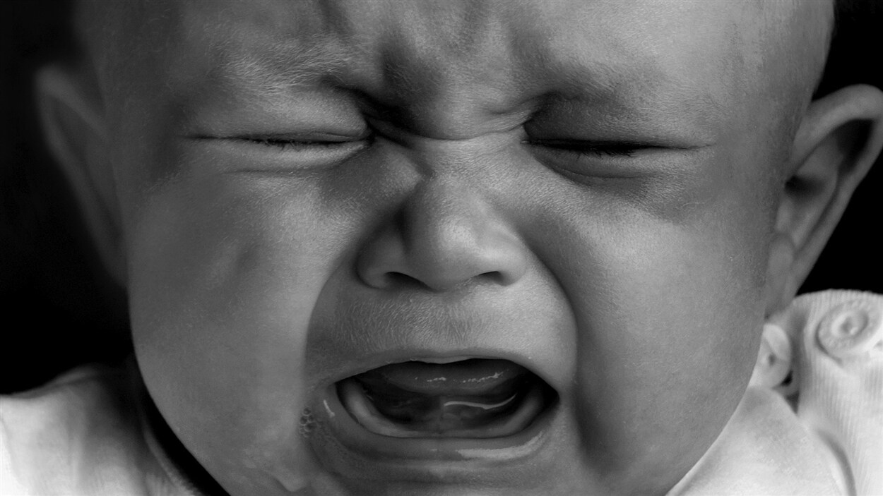 Un Bébé Qui Pleure En Souffrance Et Détresse Image stock - Image