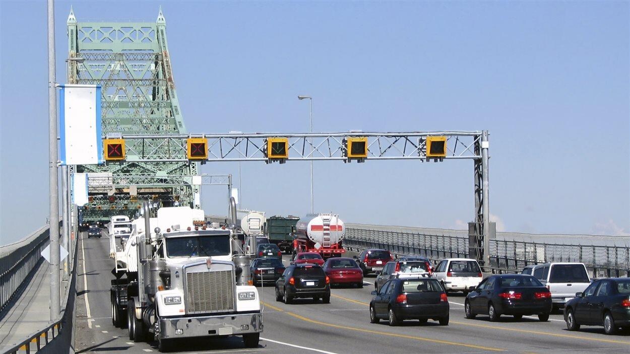 Trafic sur le pont Jacques-Cartier.