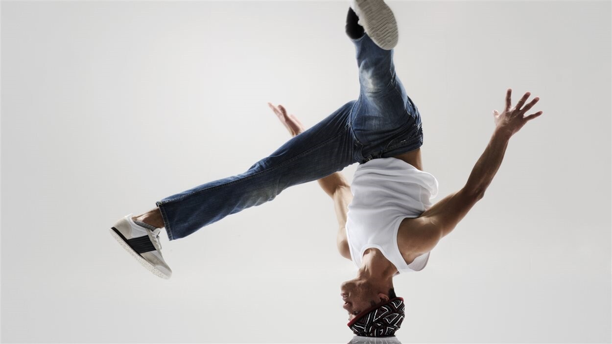 Un danseur tourne sur la tête.
