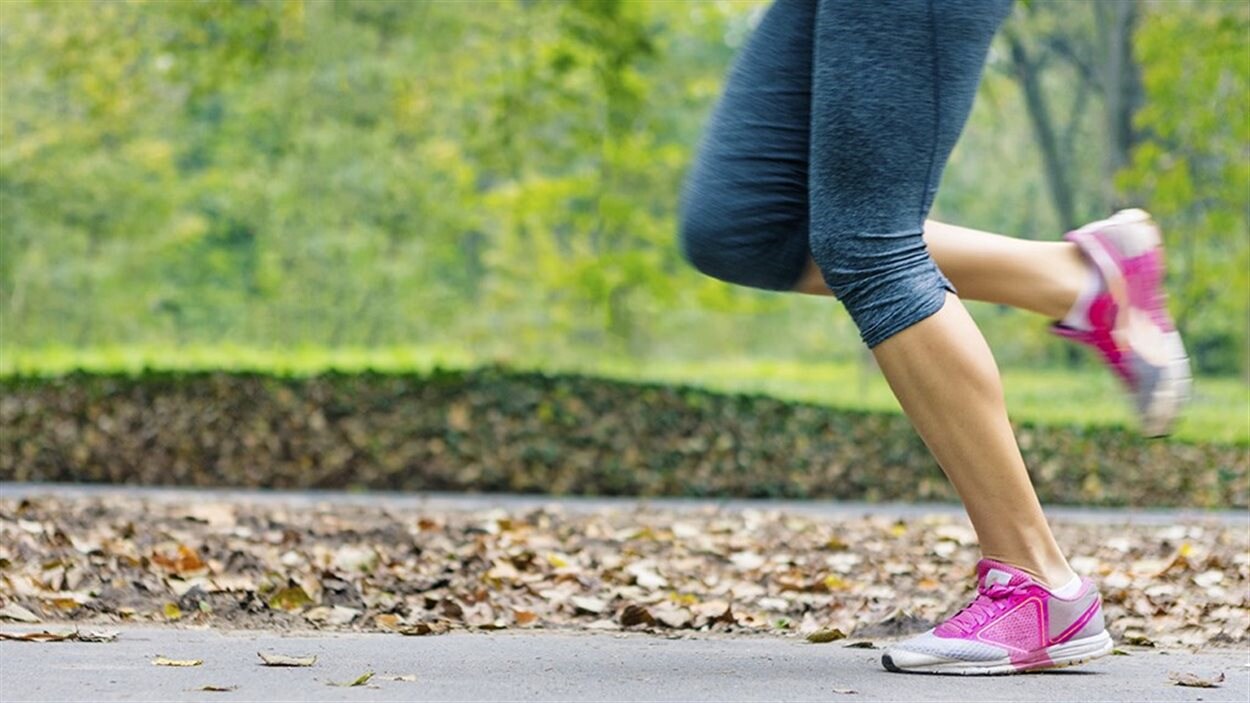 Une femme qui fait de la course à pied Une femme qui fait de la course à pied