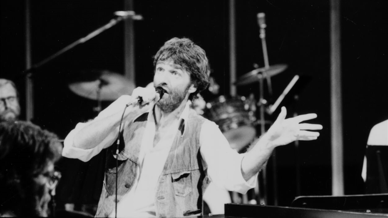 Plume Latraverse chante sur scène, le 29 juin 1984.