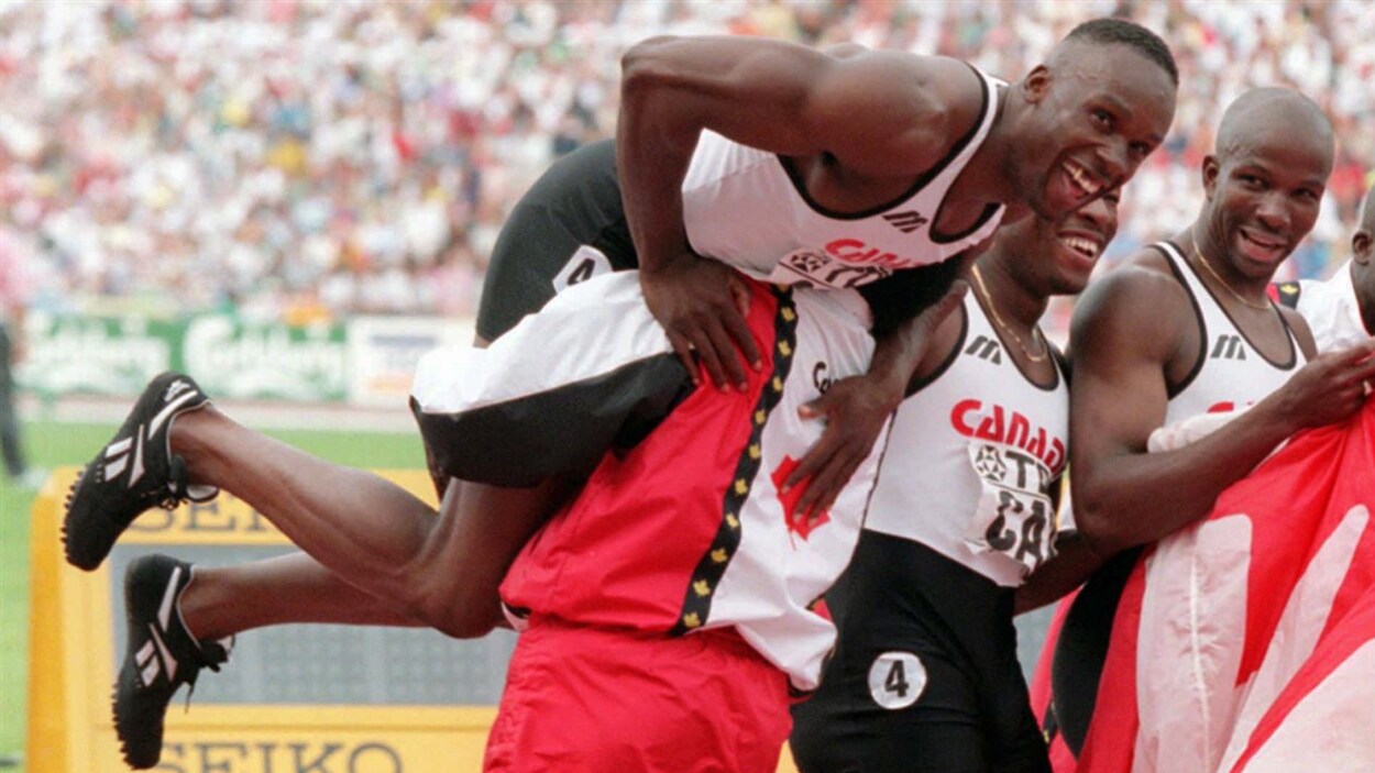 Bruny Surin, Glenroy Gilbert et Donovan Bailey célèbrent leur médaille d'or au 4 x 100 m aux Championnats du monde de Goteborg.