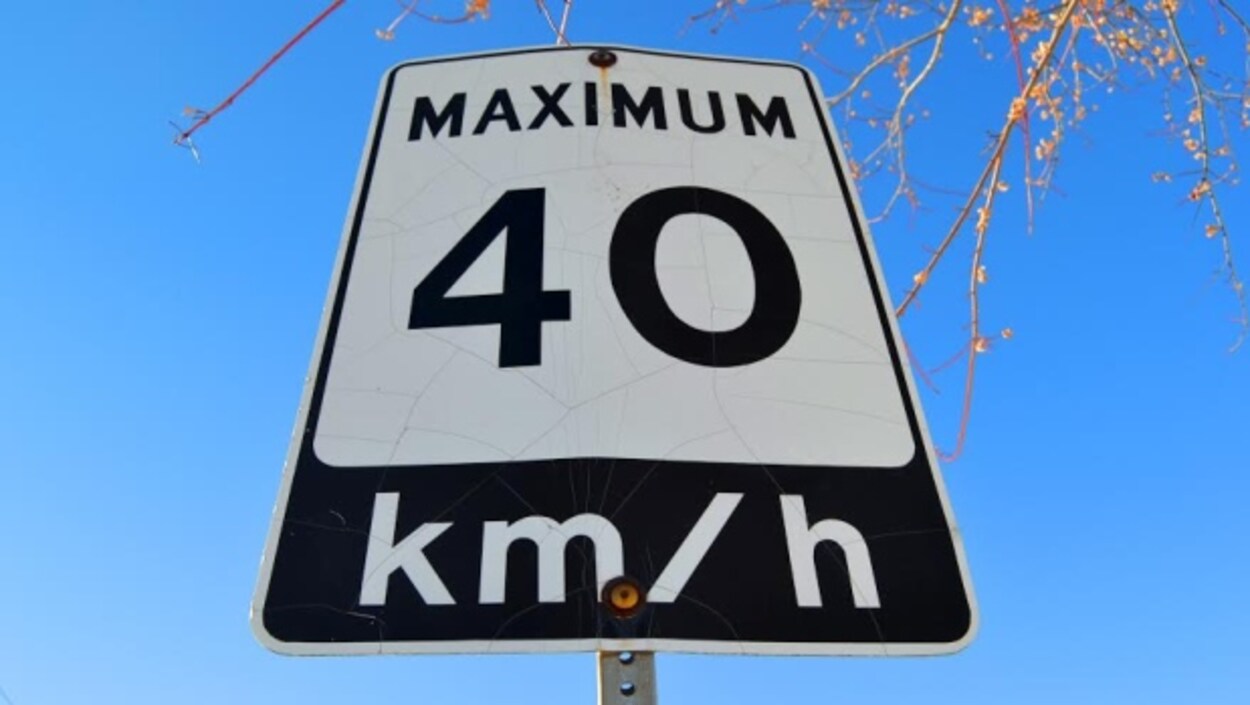 Panneau d'indication de limite de vitesse à quarante kilomètre heure