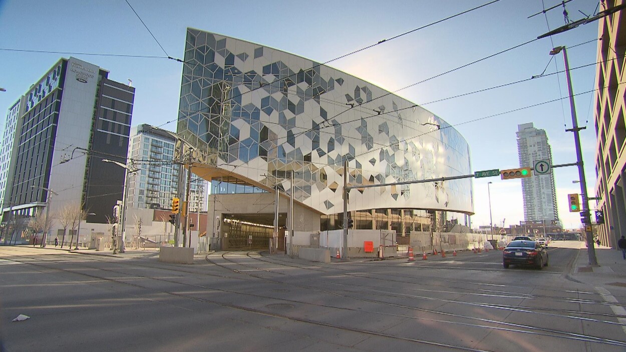 La nouvelle bibliothèque de Calgary vue de l'extérieur. Ses murs sont recouverts d'un mélange de vitres et de panneaux blancs.