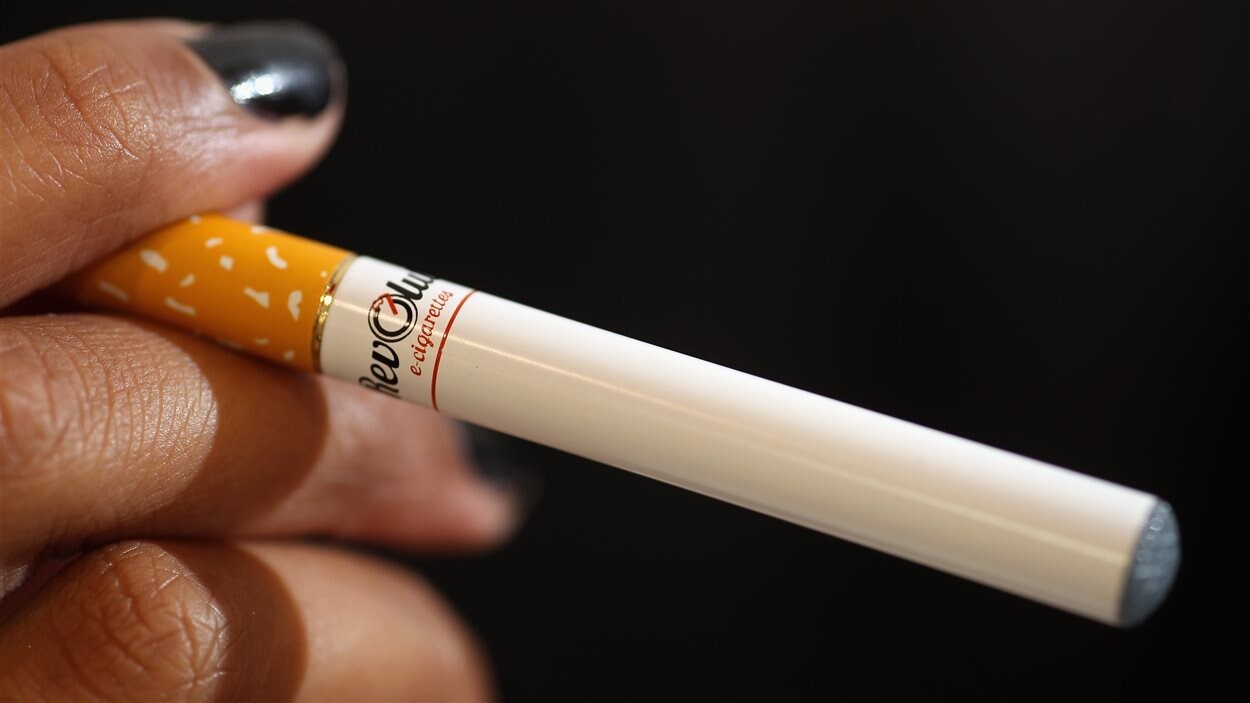 Une cigarette électronique en plastique aux allures d'une cigarette traditionnelle.