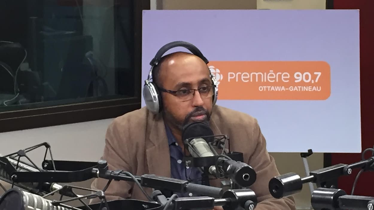 Abdourahman Kahin en studio à Ottawa pour l'émission Les Matins d'ici.