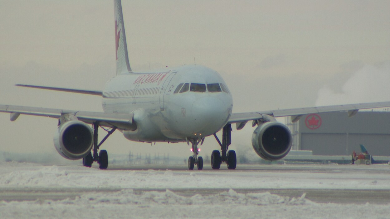 Aéroport Pearson de Toronto : des dizaines de vols retardés ou annulés