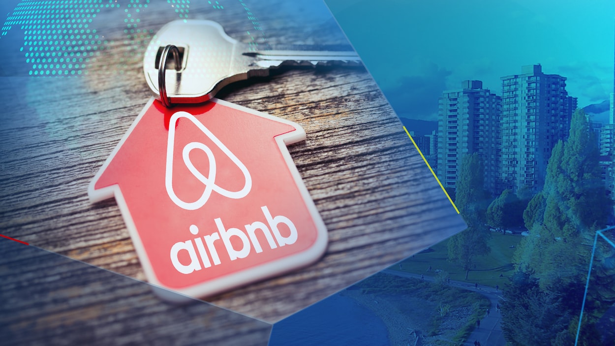 Un trousseau de clés arborant le logo de Airbnb en avant-plan d'une image de la ville de Vancouver.