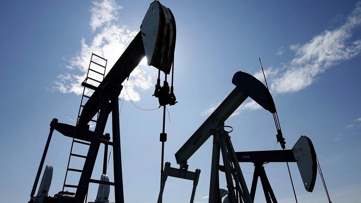 Des puits de pétrole.