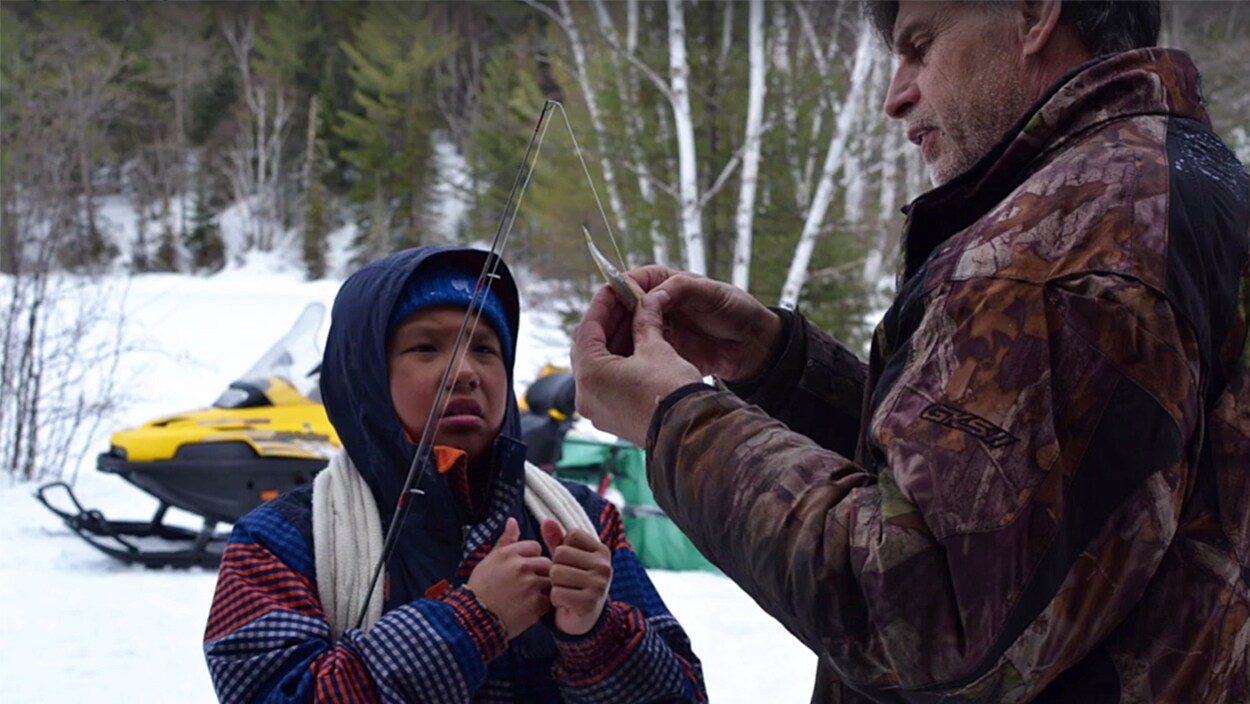Journée de pêche d'hiver au lac Transparent, près de Kitcisakik