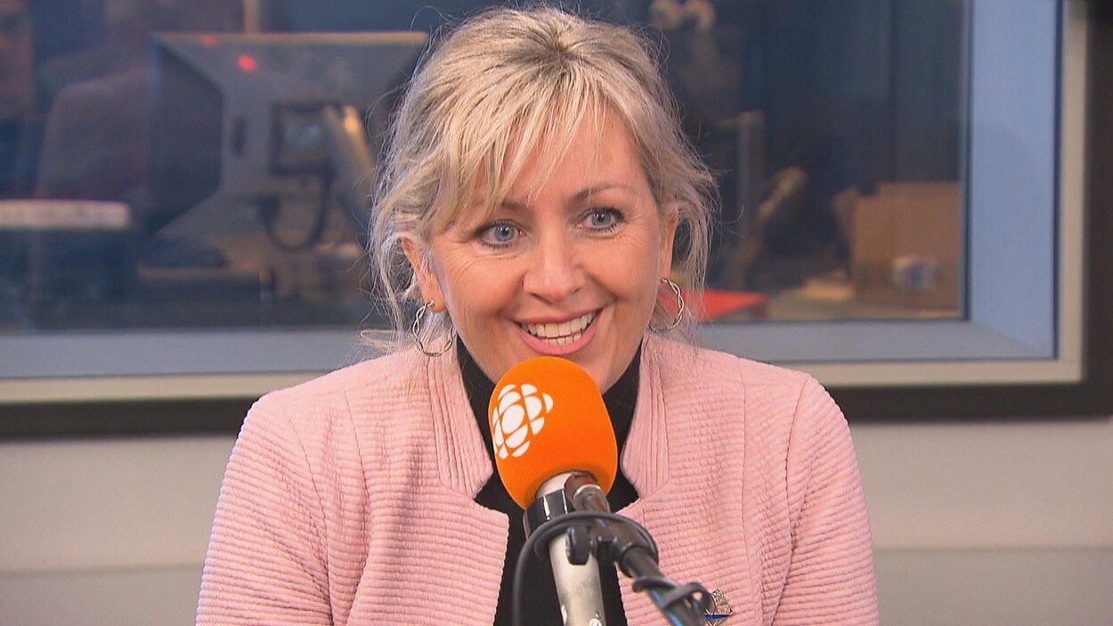 Andrée Laforest au micro de Radio-Canada