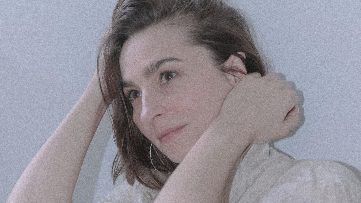 Annick Brémault avec un regard pensif.