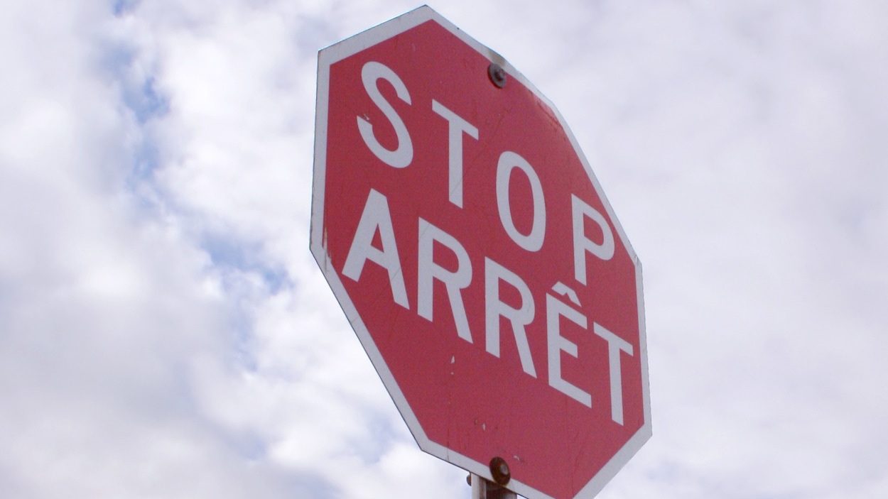 Un panneau d'arrêt.