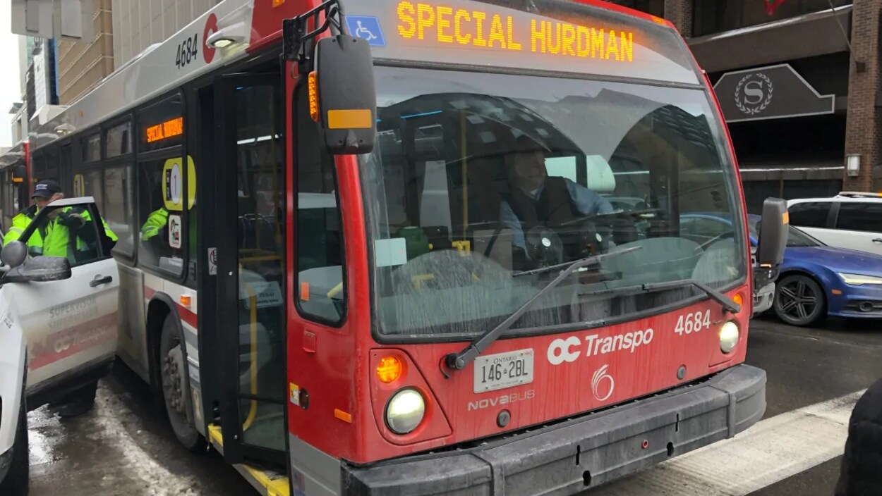 Un autobus d'OC Transpo offrant un service spécial à la station Hurdman.