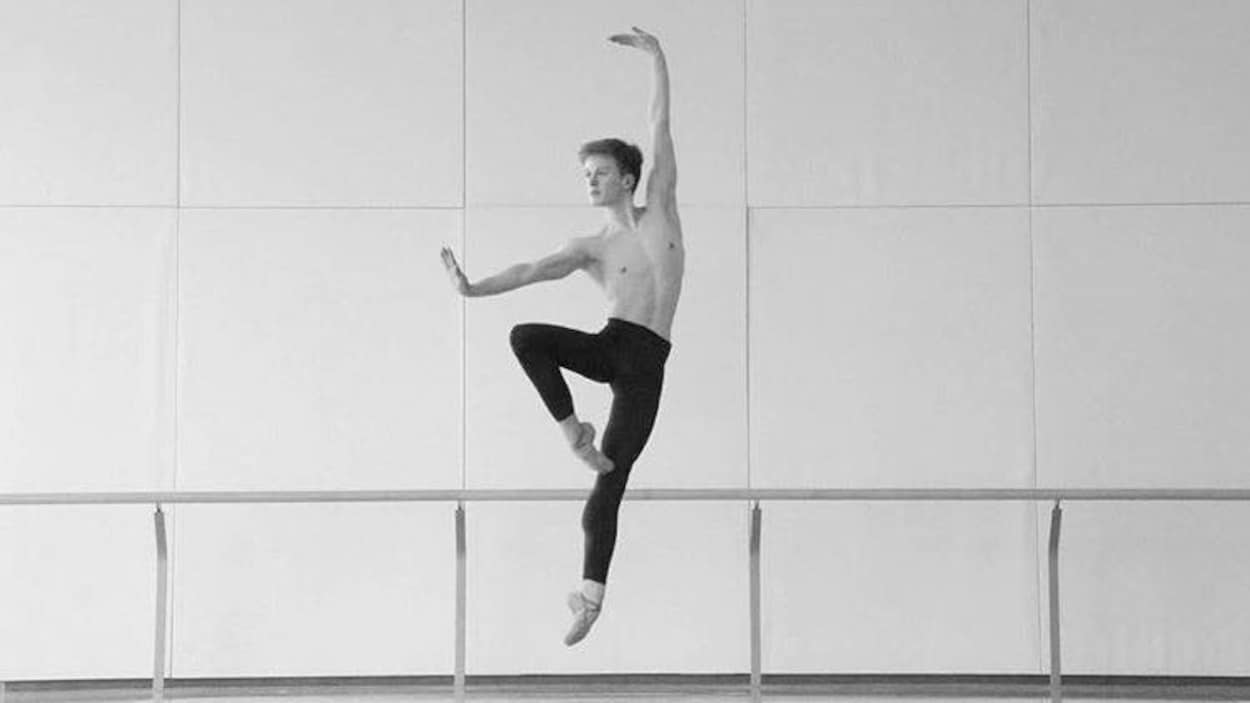 Le danseur William Tessier-Legault. Le jeune homme semble sur le point de s'envoler tellement sont saut est magnifique. Le danseur William Tessier-Legault. Le jeune homme semble sur le point de s'envoler tellement sont saut est magnifique.