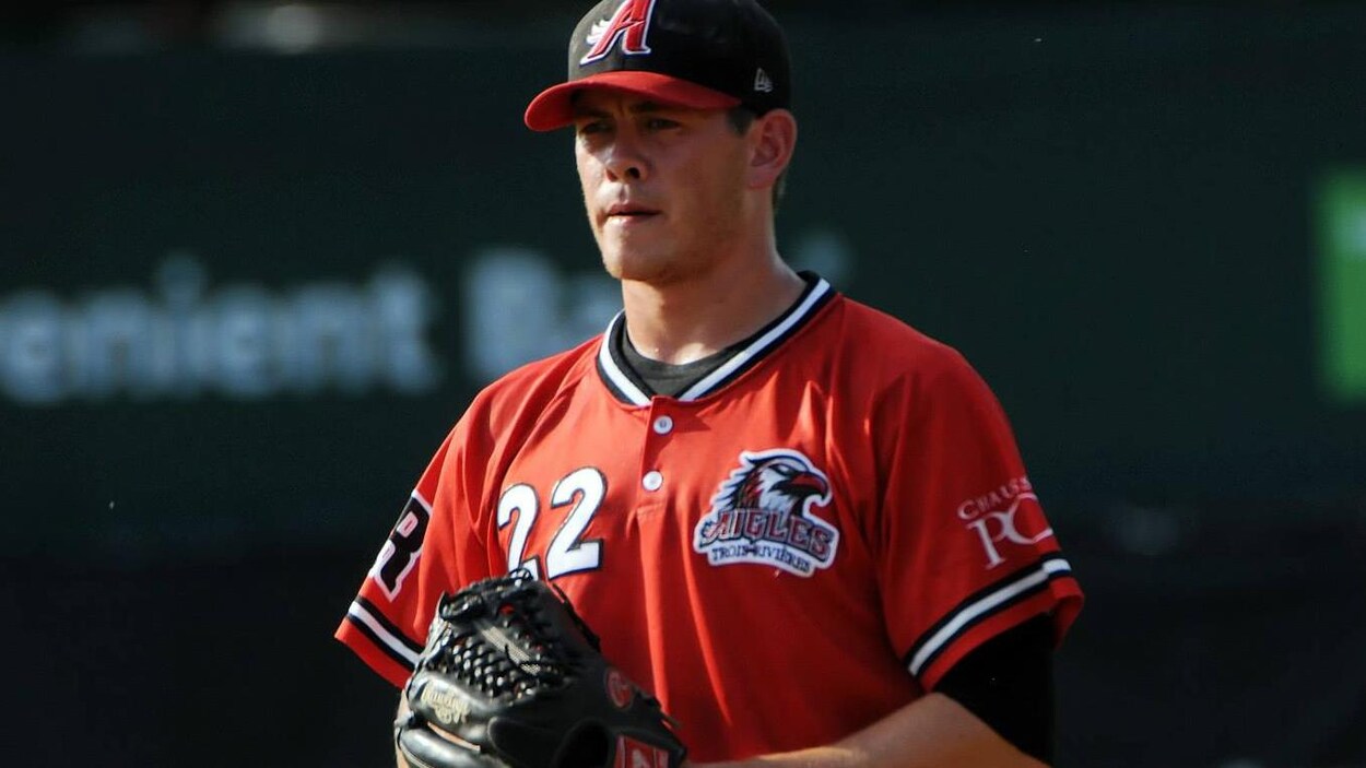 Un lanceur de baseball en attente au monticule