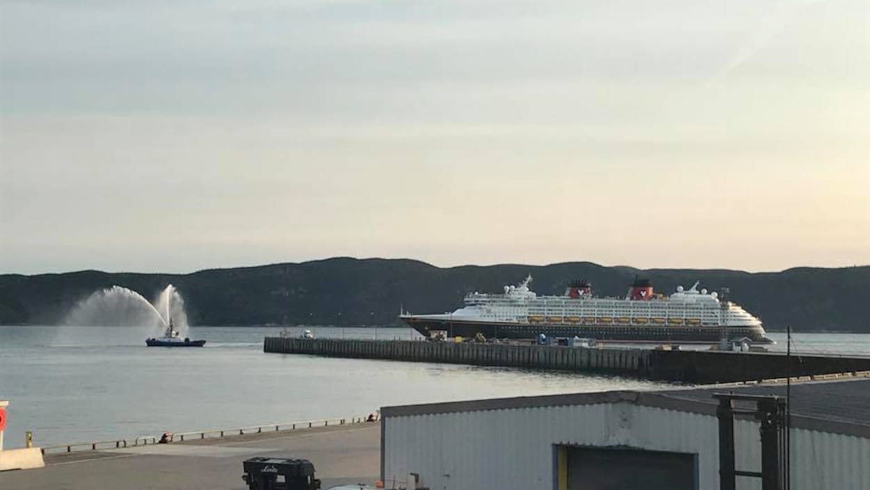 Le bateau de croisière Disney Magic arrivant au port de Baie-Comeau