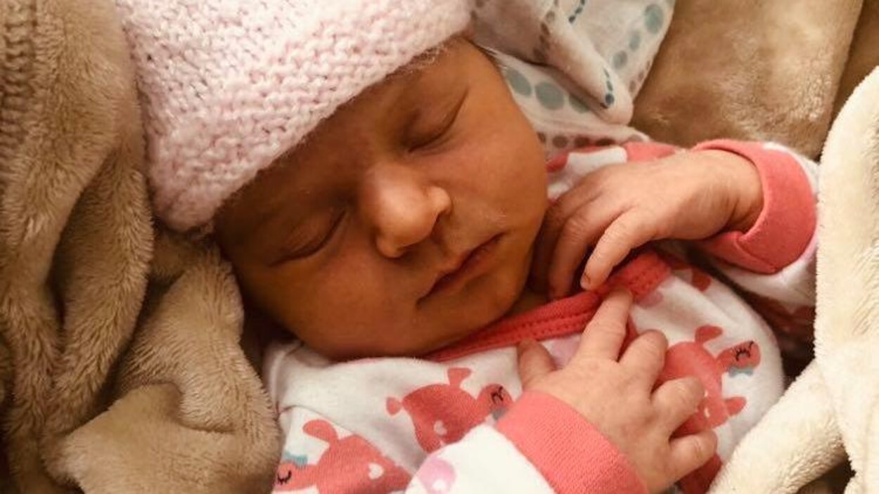 La petite fille (bébé) de Stéphanie Landry dormant sur une couverture douce.