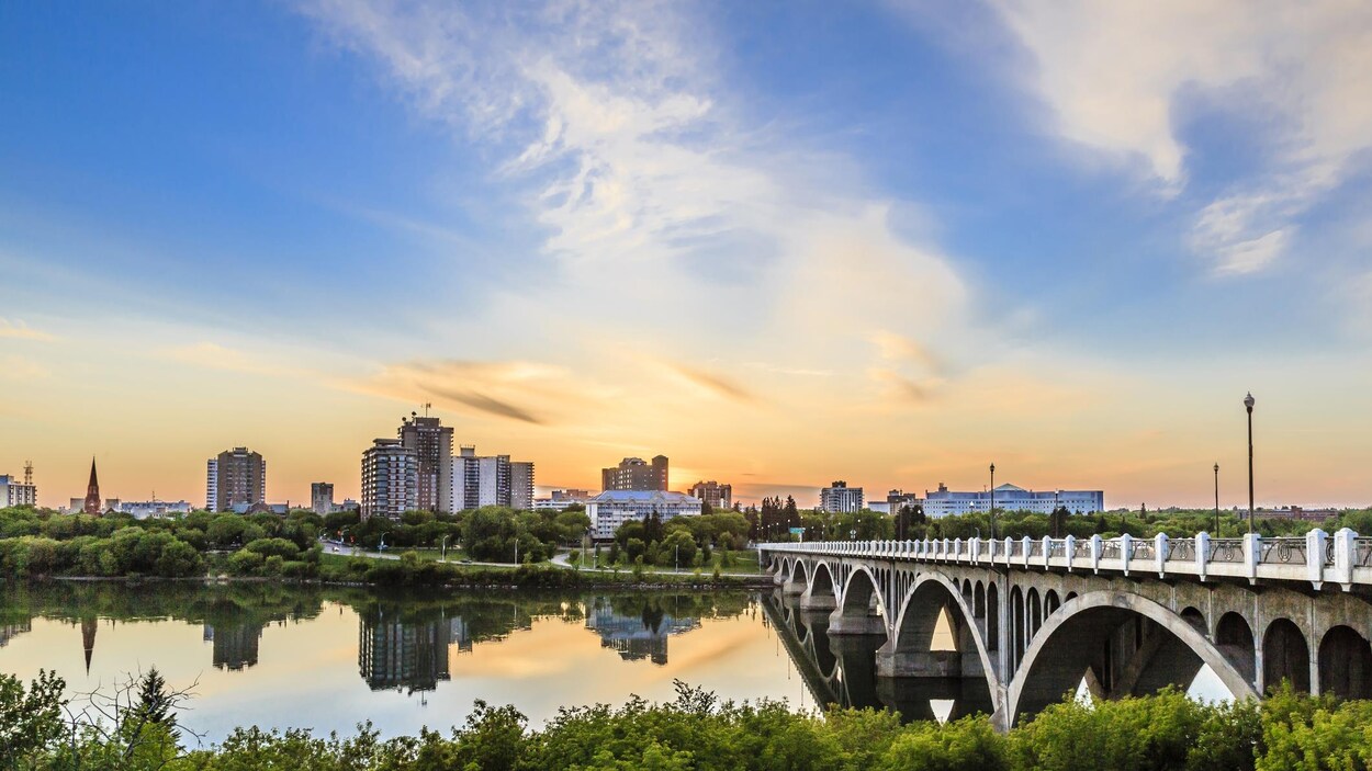 Vue sur la ville de Saskatoon au coucher du soleil.
