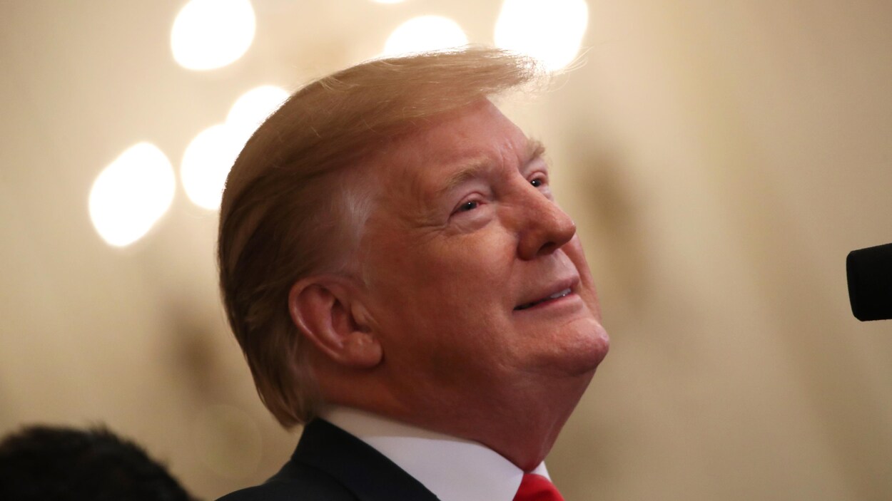 Donald Trump sourit.