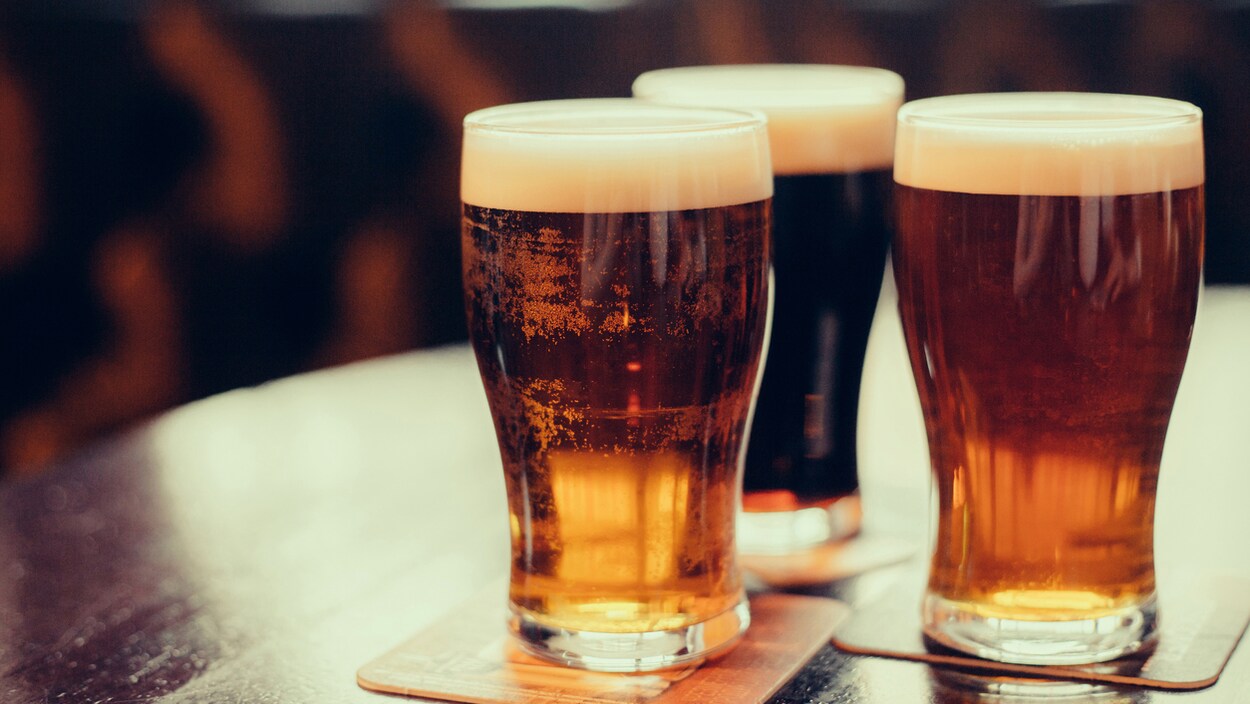 Les verres sont posés sur des sous-verres Les verres sont posés sur des sous-verres