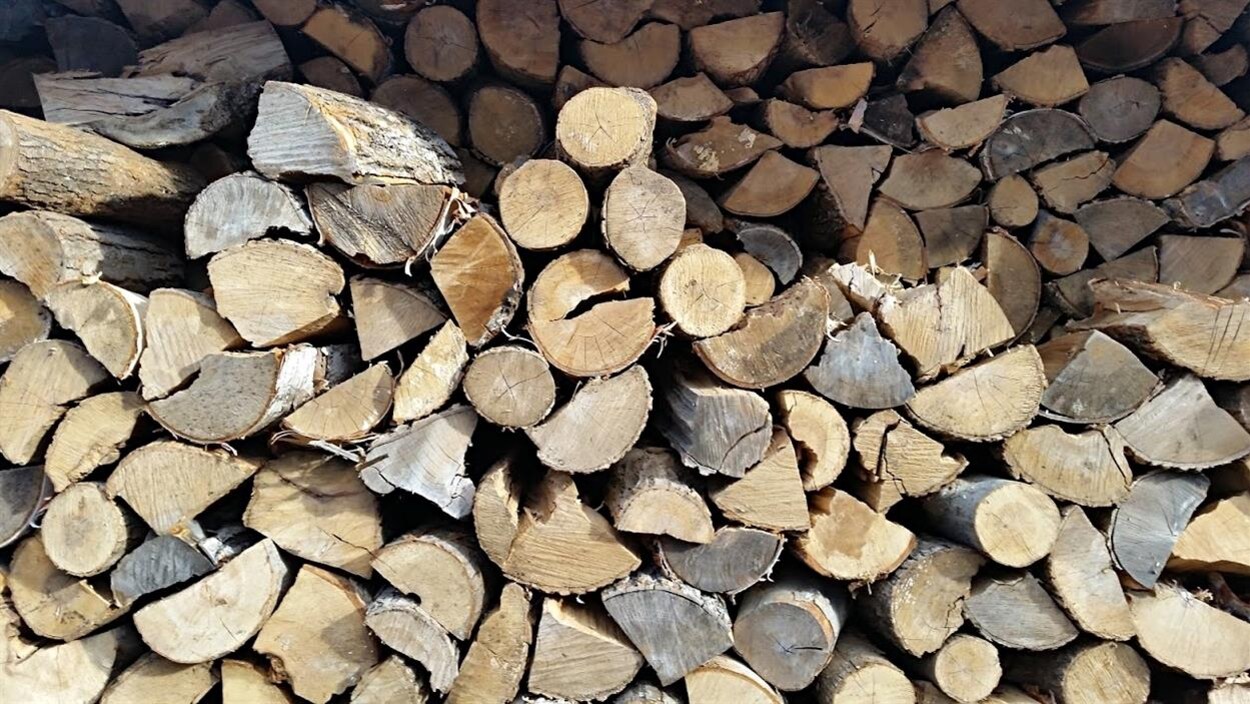 Une corde de bois de chauffage.