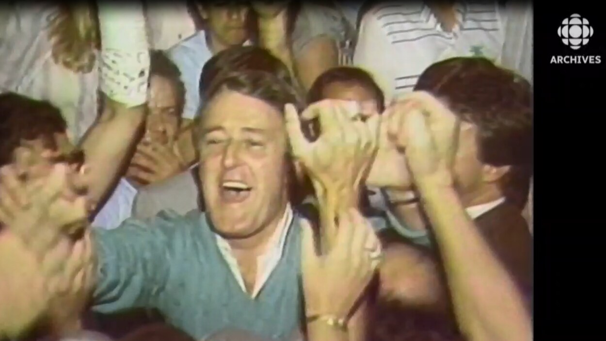 Brian Mulroney prenant un bain de foule lors de la campagne électorale de1984. 