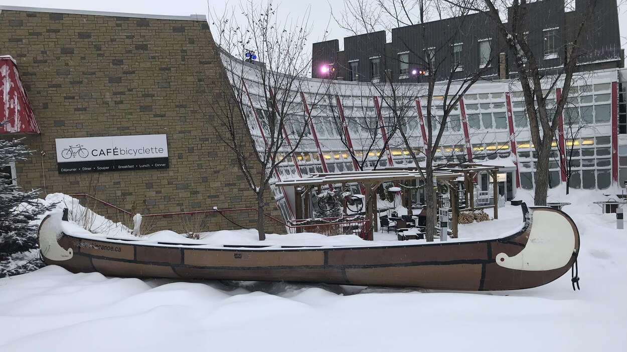 Un canoë géant devant la Cité francophone d'Edmonton.