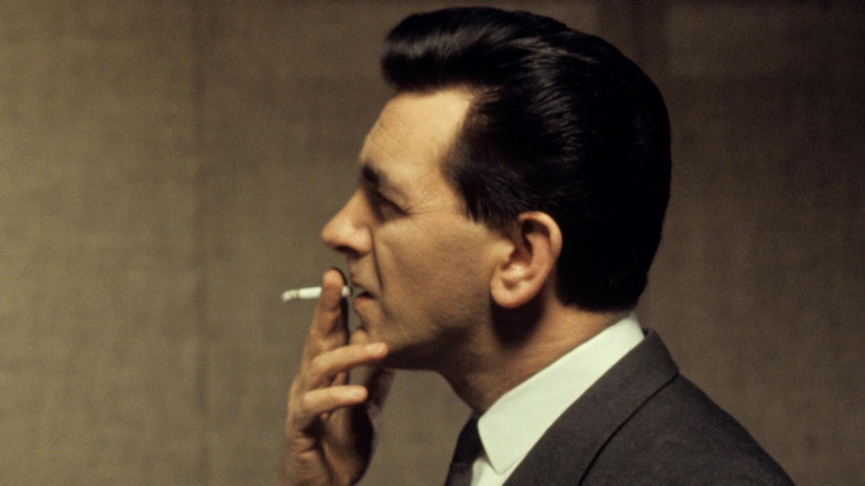 Image de profil en couleurs de Camille Laurin fumant une cigarette.