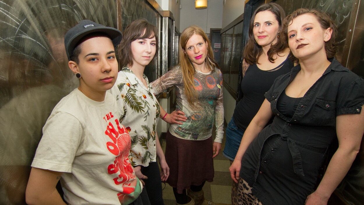 Les cinq femmes membres du groupe Human Animals dans le corridor du bar Amigos, à Saskatoon.