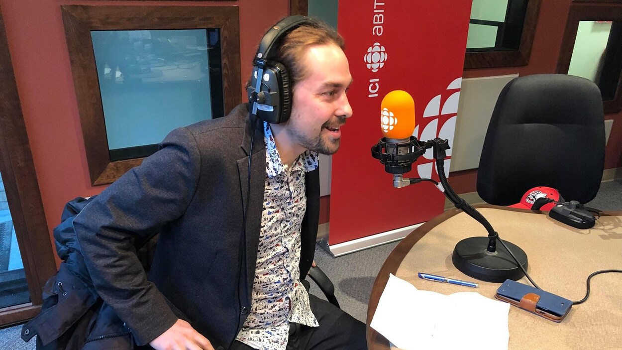 Sébastien Lemire se lance en politique. Il en fait l'annonce dans les studios de Radio-Canada en Abitibi-Témiscamingue.