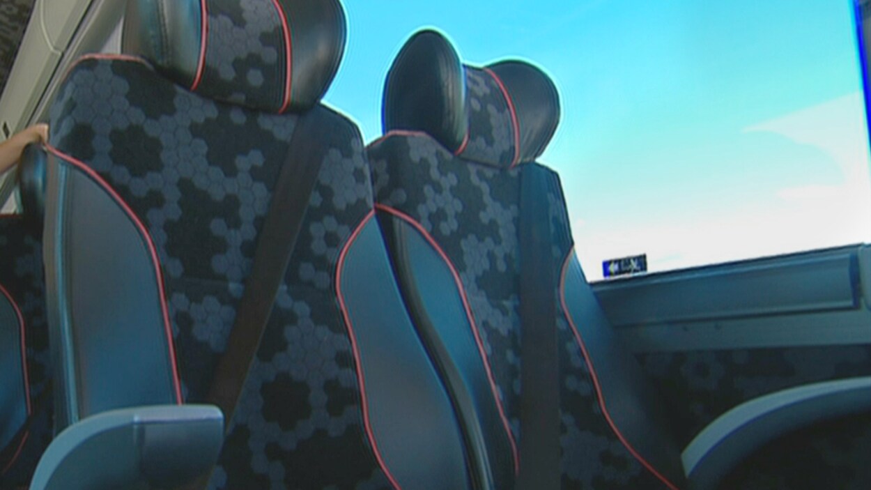 Des sièges dans un autocar.