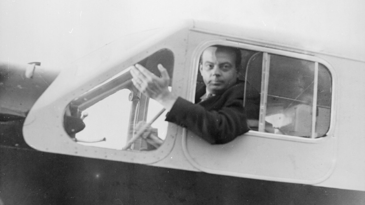 Antoine de Saint-Exupéry dans son avion Antoine de Saint-Exupéry dans son avion