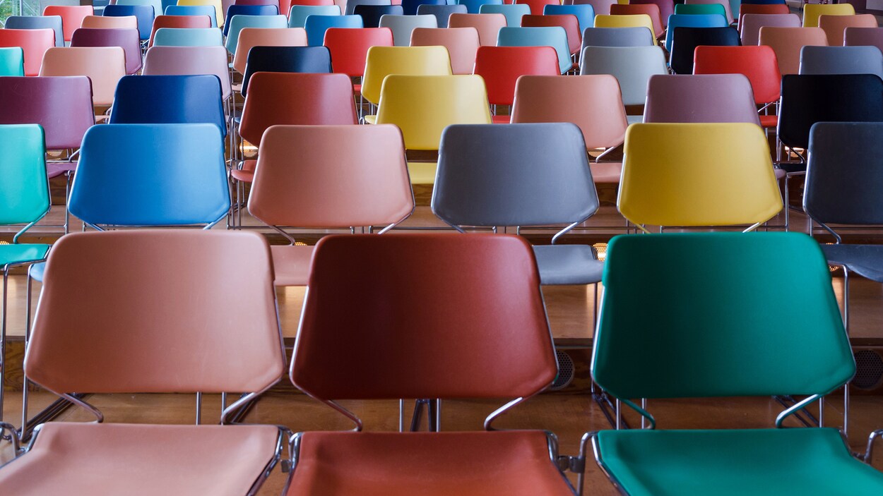 Des chaises colorées dans une salle de classe