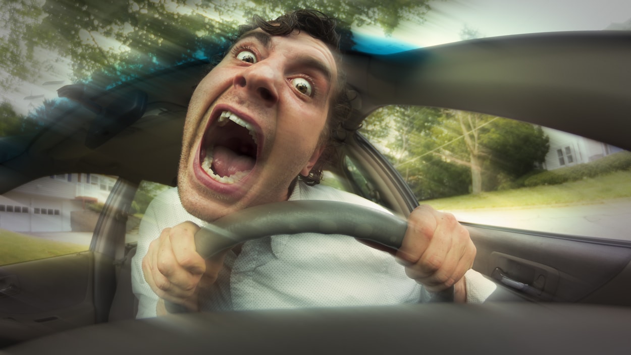 Un chauffeur crie au volant Un chauffeur crie au volant