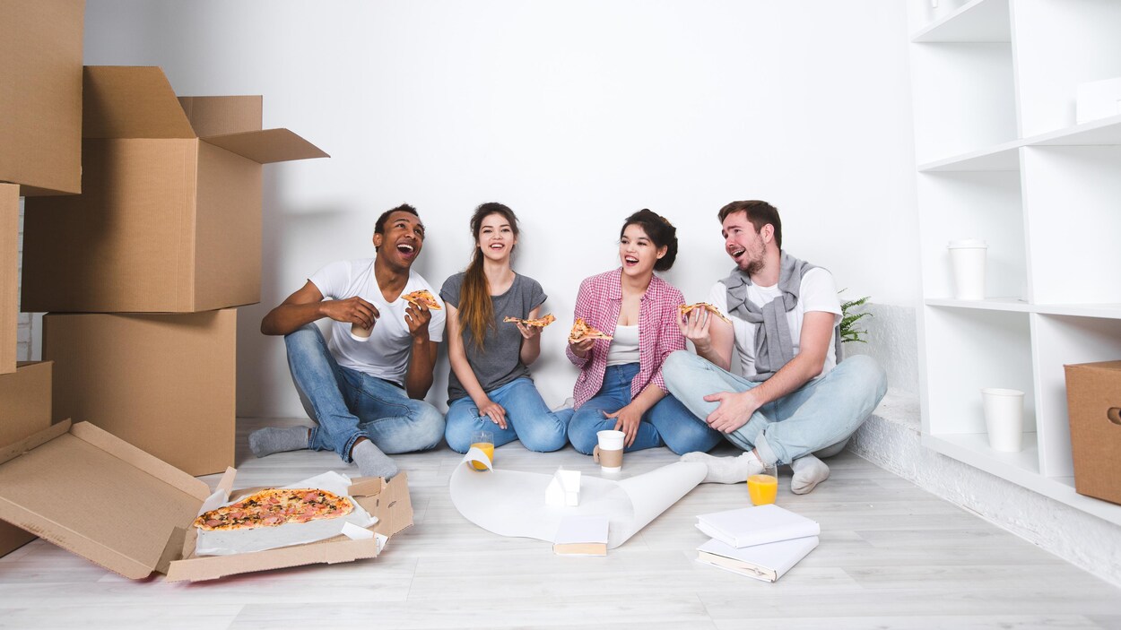 Des locataires mangent ensemble de la pizza.