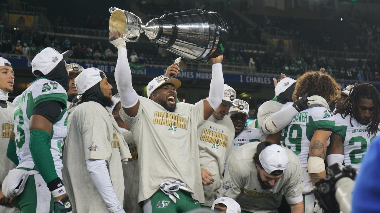 La Coupe Grey est Vert et Blanc : les joueurs des Roughriders célèbrent leur victoire