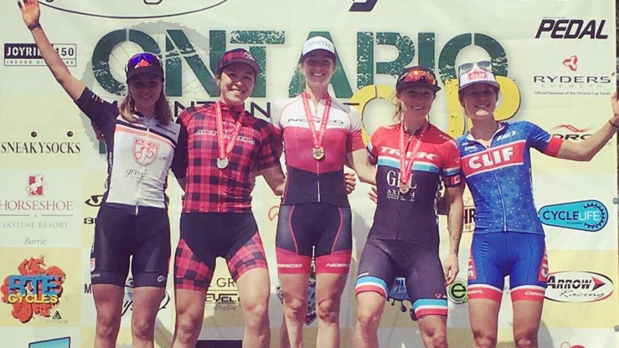 L'Abitibienne Cindy Montambault sur la 3e marche du podium de la 4e étape de la Coupe Canada de vélo de montagne en Ontario. L'Abitibienne Cindy Montambault sur la 3e marche du podium de la 4e étape de la Coupe Canada de vélo de montagne en Ontario.