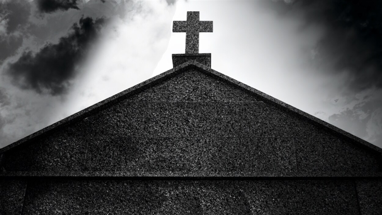 Croix au sommet d'une église