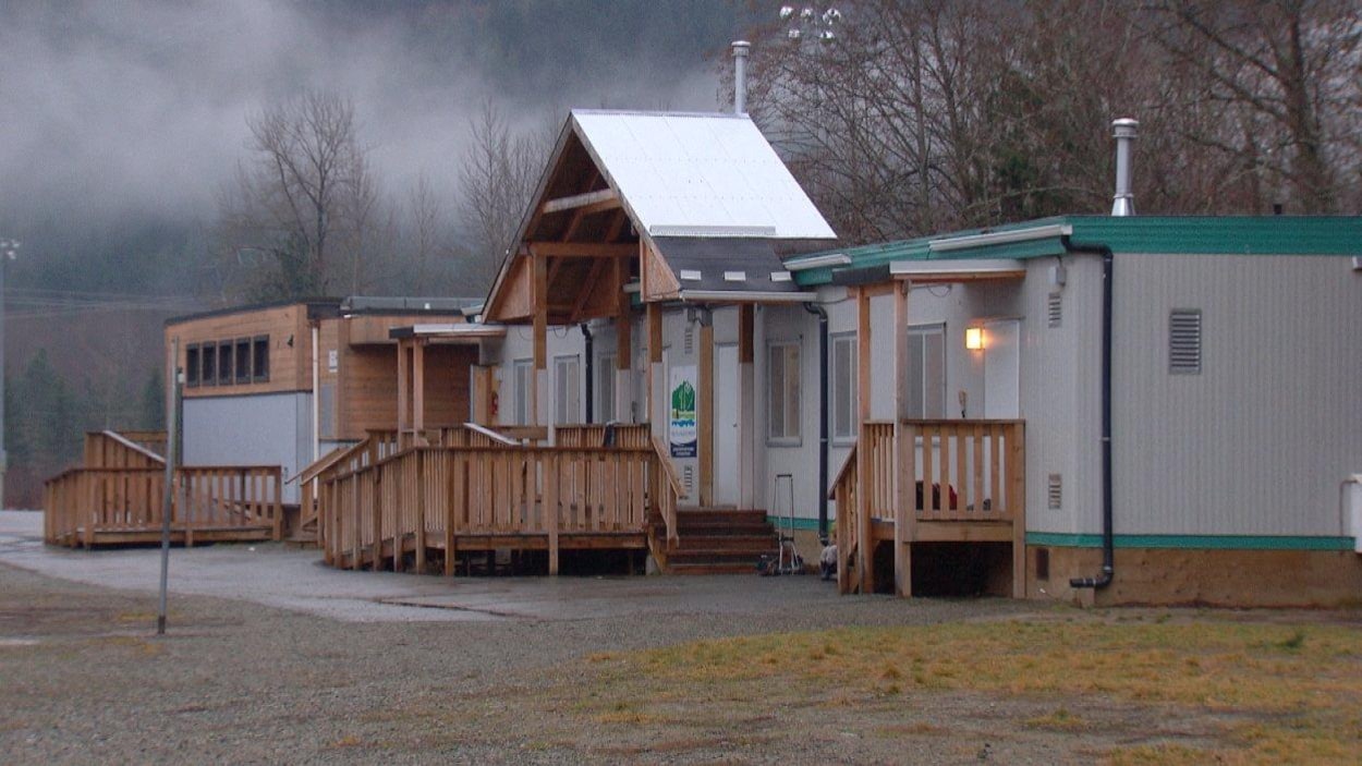 Des classes portatives côte à côte.