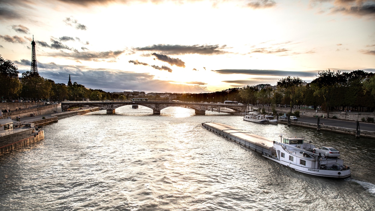 La D Pollution De La Seine Un Des Grands Chantiers Des JO De 2024   Dany Laferriere Paris Couche De Soleil Seine Riviere Fleuve Peniche Pollution Grentr 