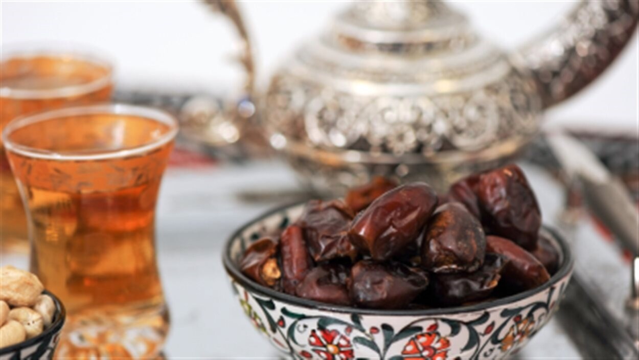 Des dattes et du thé pour casser le jeûne du Ramadan Des dattes et du thé pour casser le jeûne du Ramadan