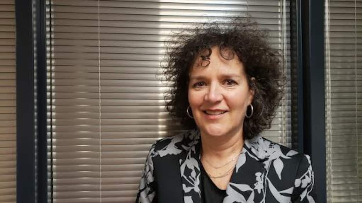 Denise Lécuyer, une des quatre lauréats du Prix Riel 2019 dans un bureau de Radio-Canada Manitoba.